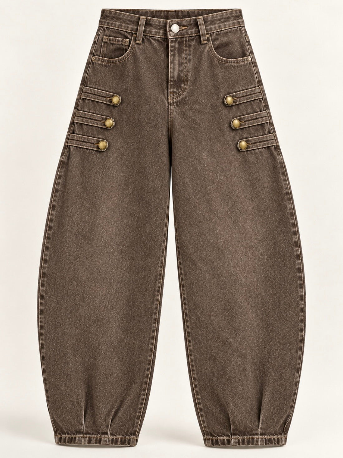 Pantalones de colores sólidos con costuras tipo barril y detalles de tachuelas