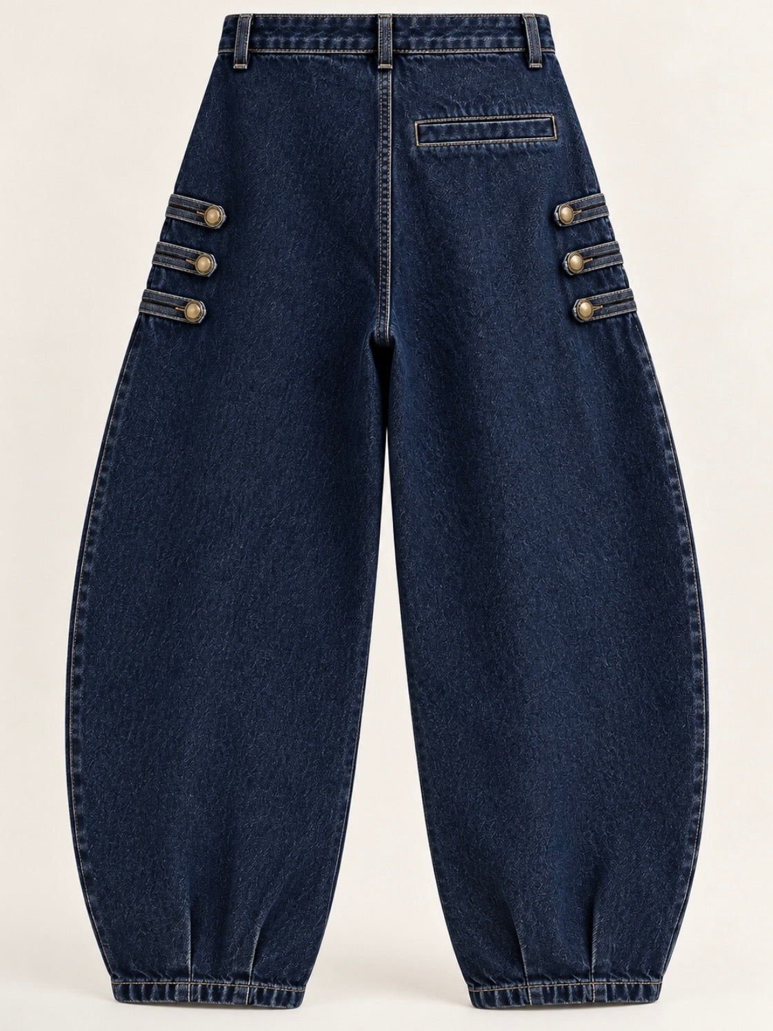 Pantalones de colores sólidos con costuras tipo barril y detalles de tachuelas