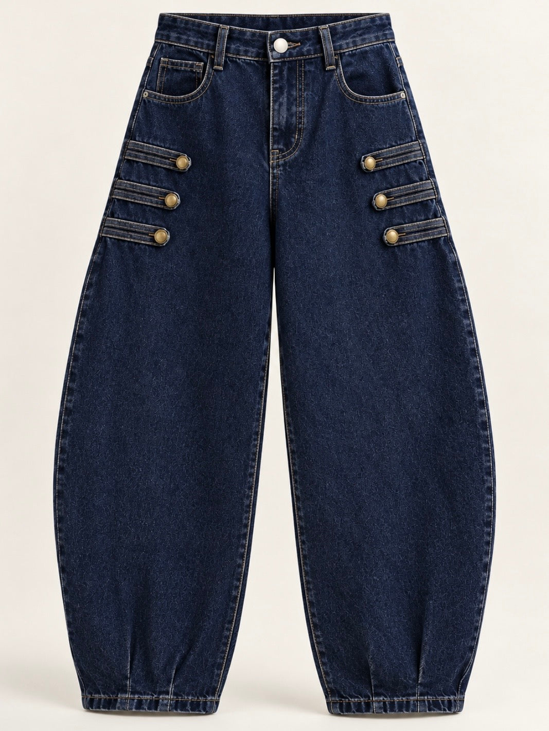 Pantalones de colores sólidos con costuras tipo barril y detalles de tachuelas