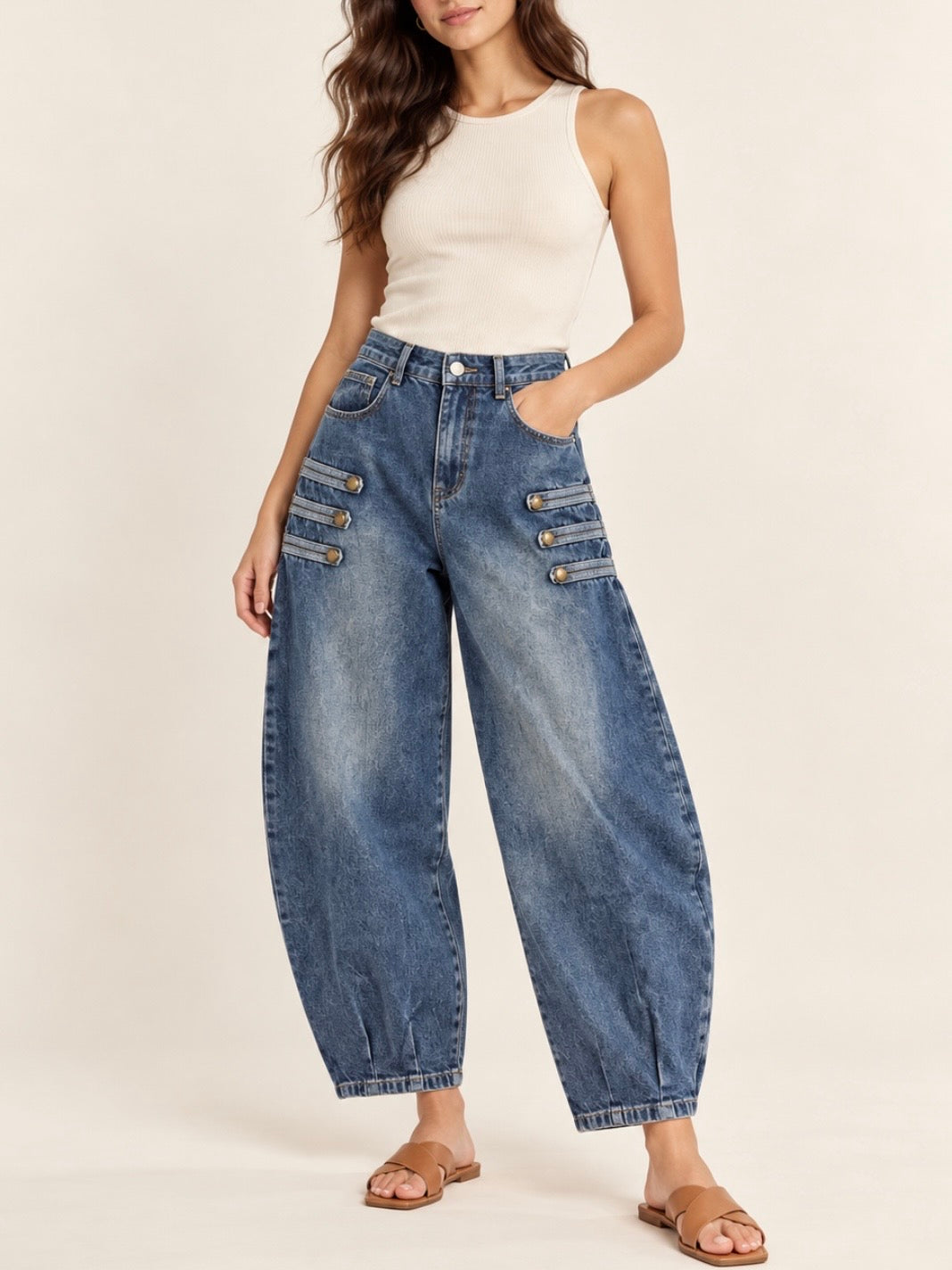 Pantalones de colores sólidos con costuras tipo barril y detalles de tachuelas