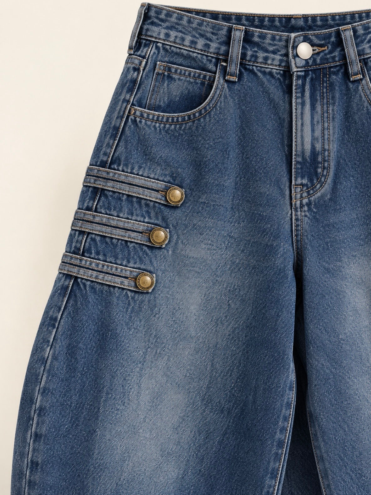 Pantalones de colores sólidos con costuras tipo barril y detalles de tachuelas