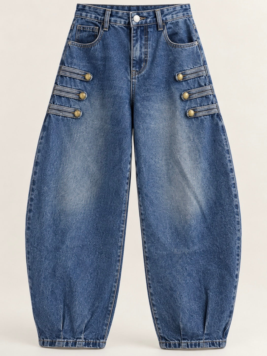 Pantalones de colores sólidos con costuras tipo barril y detalles de tachuelas