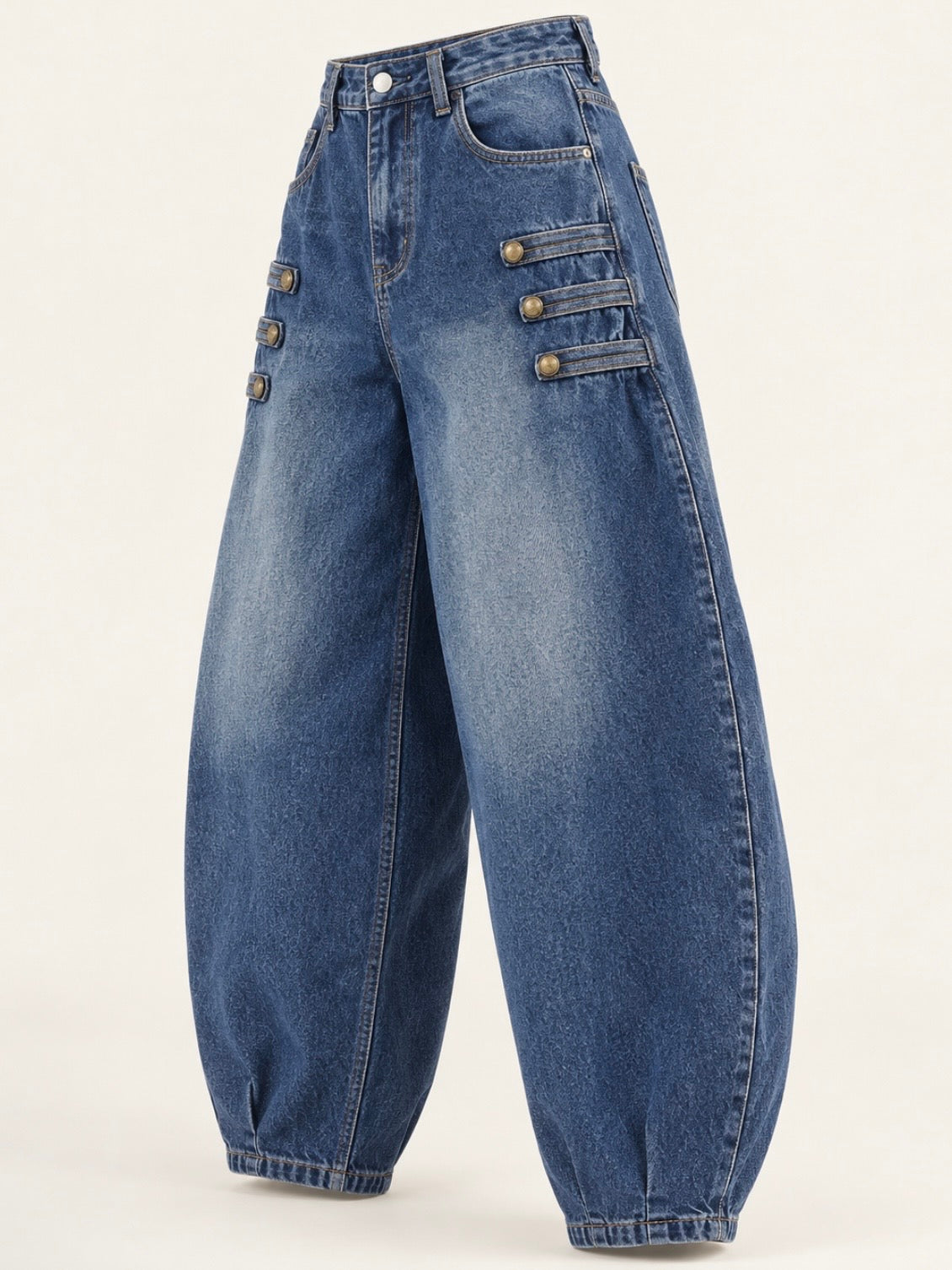 Pantalones de colores sólidos con costuras tipo barril y detalles de tachuelas
