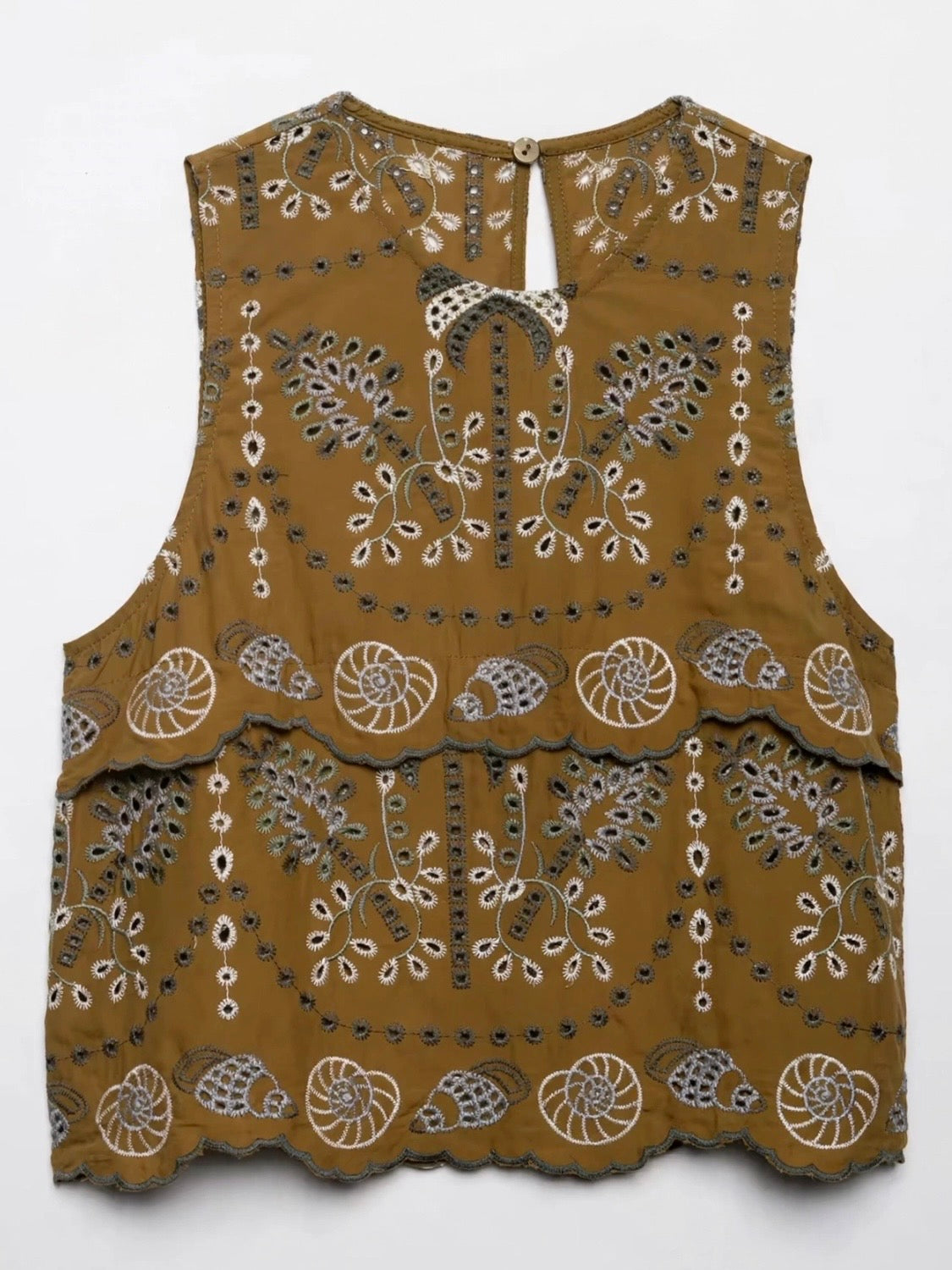 Conjunto de dos piezas de encaje con ojales en color marrón, beige y azul: top y falda midi
