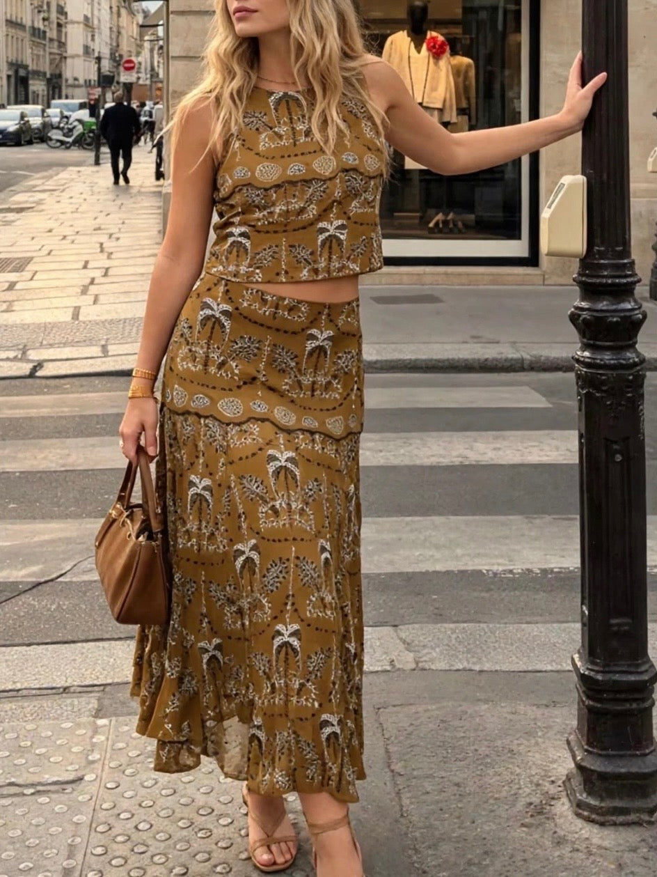 Conjunto de dos piezas de encaje con ojales en color marrón, beige y azul: top y falda midi