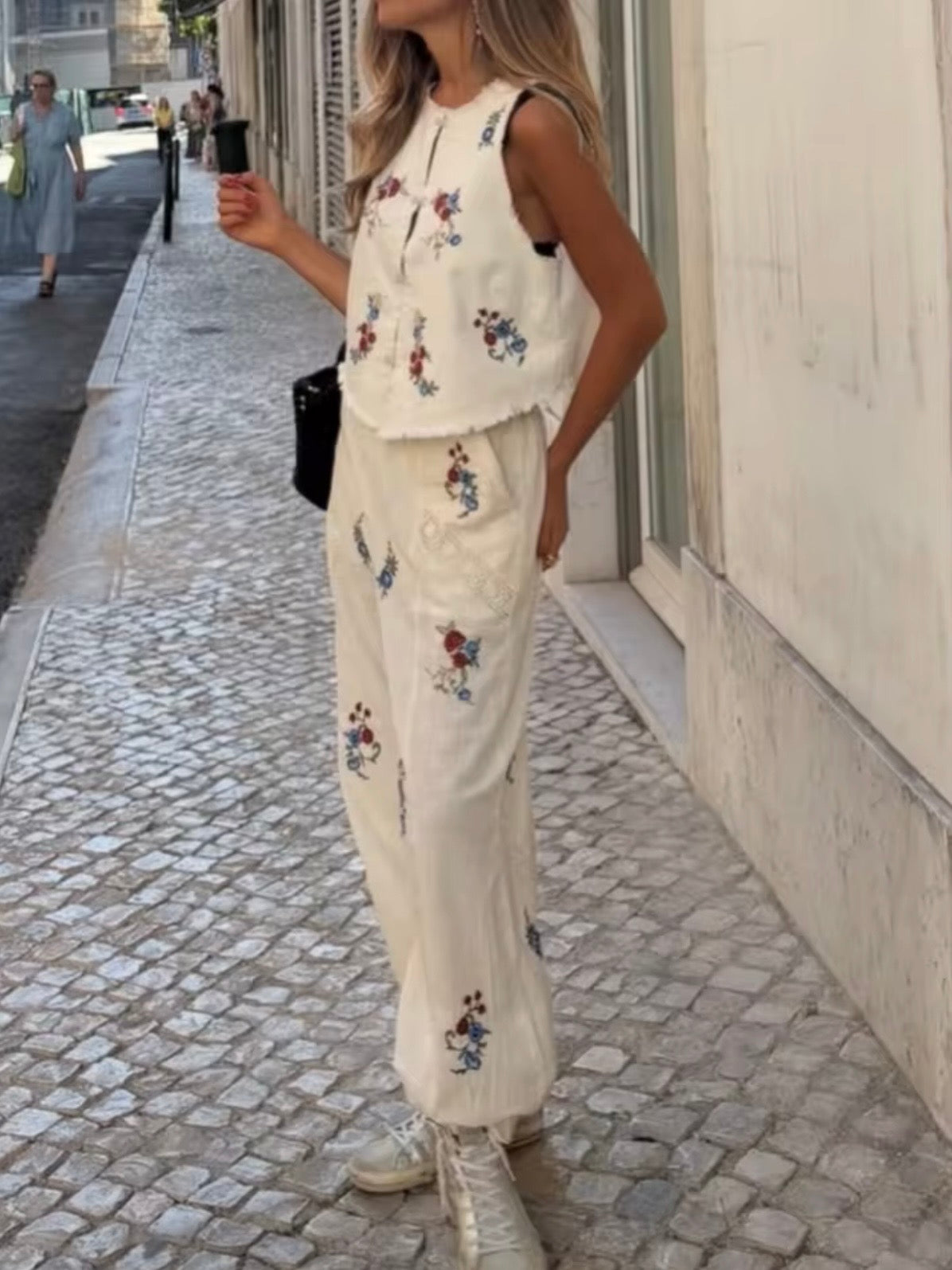 Conjunto de top y pantalones con detalle floral en color blanco hueso y rojo