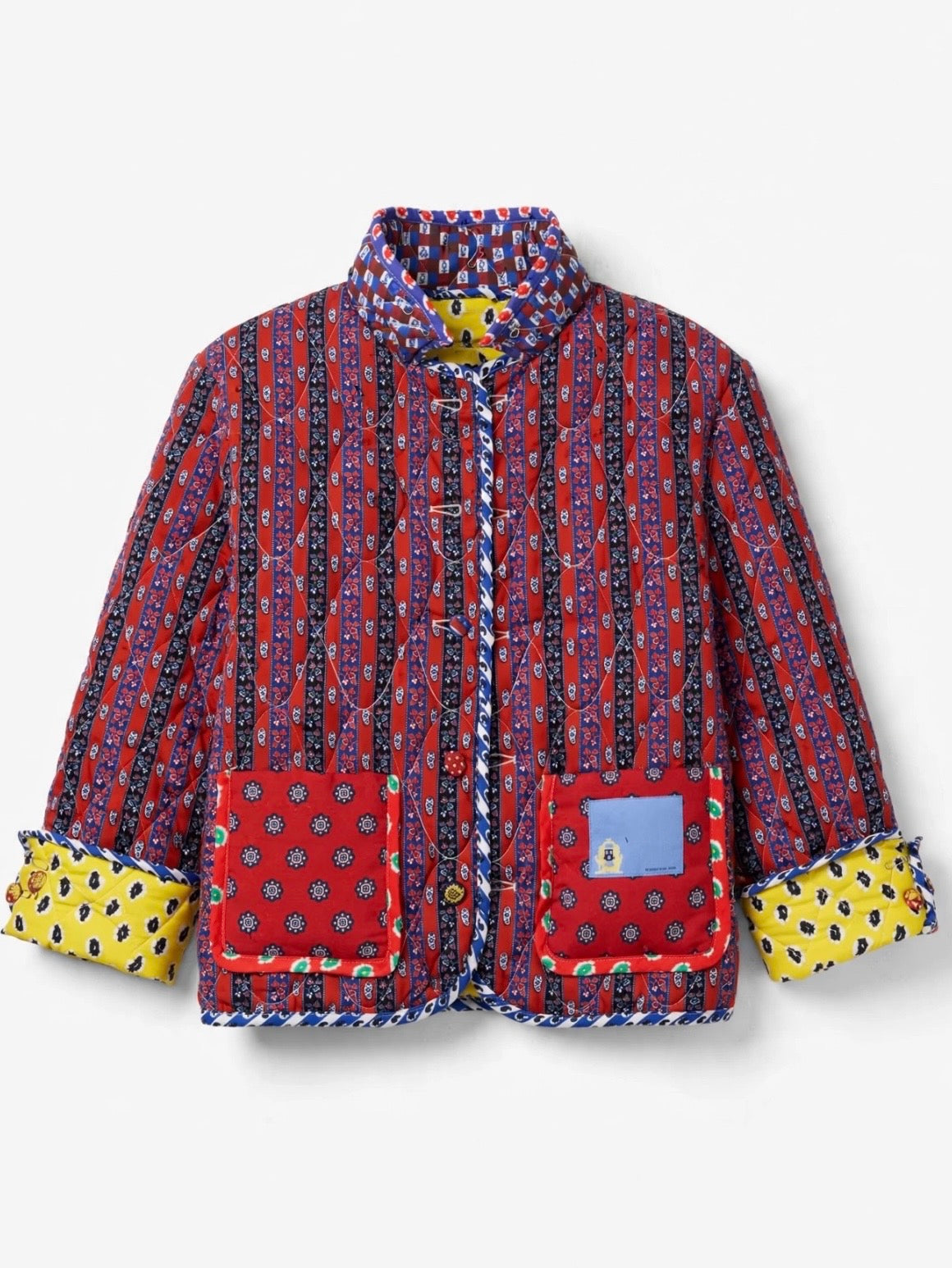 Chaqueta acolchada de mezclilla azul claro con detalles bordados de flores blancas
