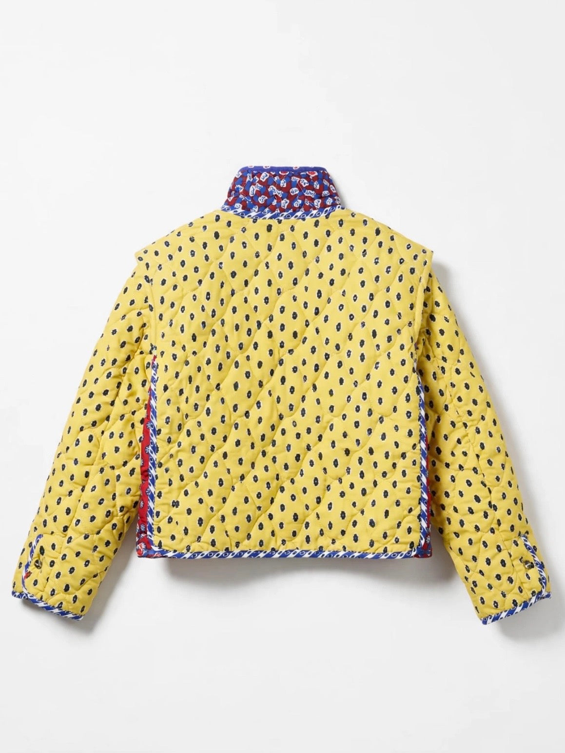 Chaqueta acolchada de mezclilla azul claro con detalles bordados de flores blancas
