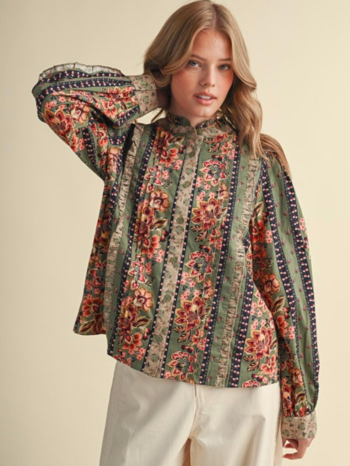 Blusa beige de lunares con mangas cortas abullonadas