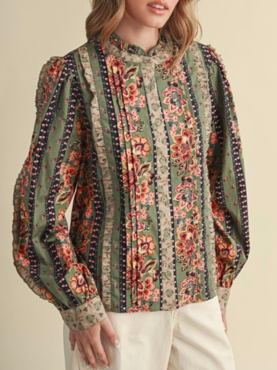 Blusa beige de lunares con mangas cortas abullonadas
