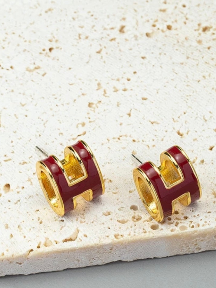 Red round H earrings
