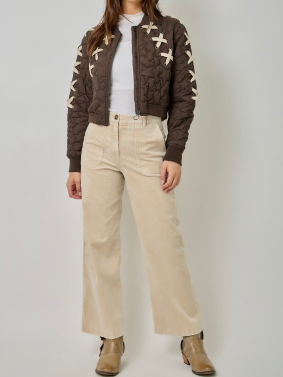 Chaqueta acolchada de mezclilla azul claro con detalles bordados de flores blancas