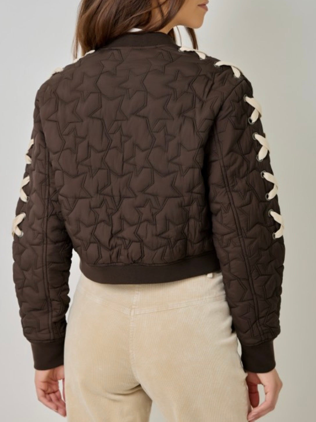 Chaqueta acolchada de mezclilla azul claro con detalles bordados de flores blancas