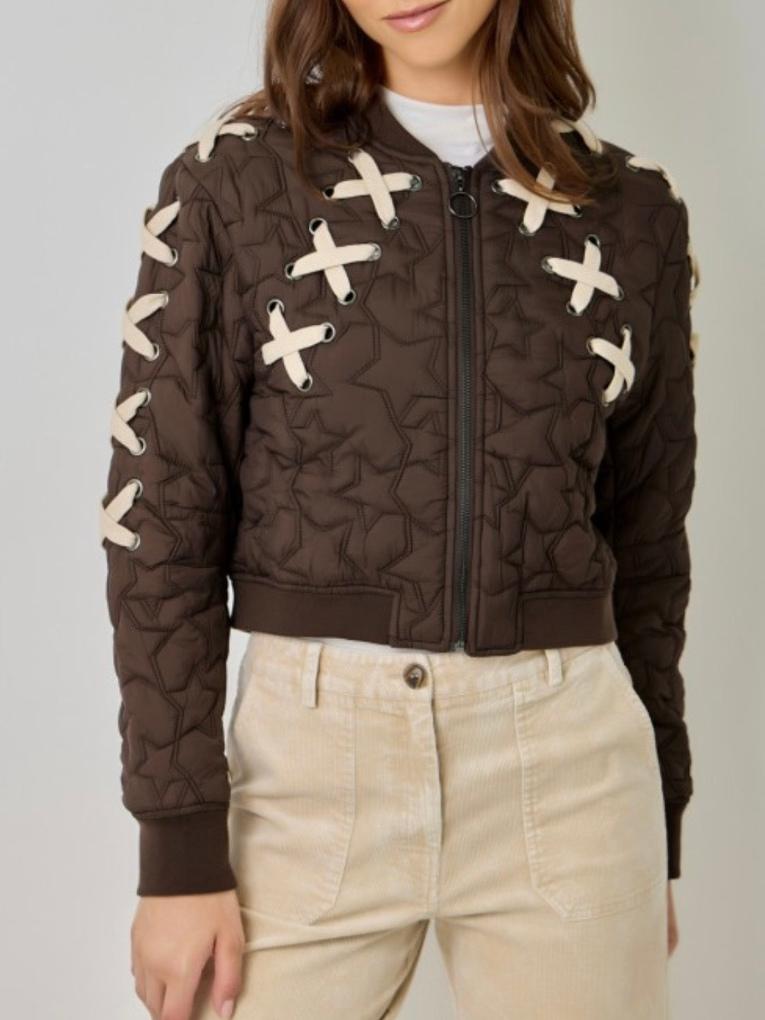 Chaqueta acolchada de mezclilla azul claro con detalles bordados de flores blancas