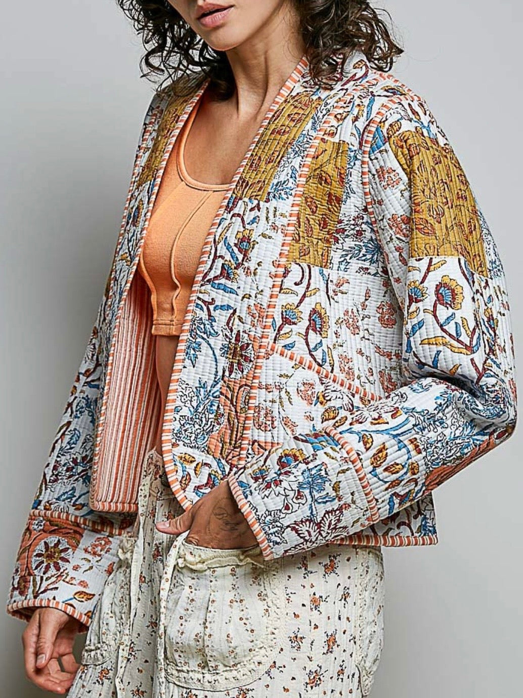 Chaqueta acolchada de mezclilla azul claro con detalles bordados de flores blancas