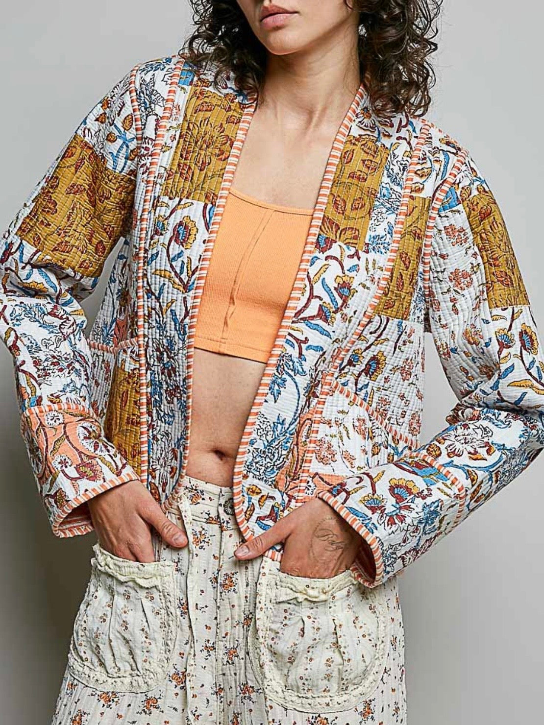 Chaqueta acolchada de mezclilla azul claro con detalles bordados de flores blancas