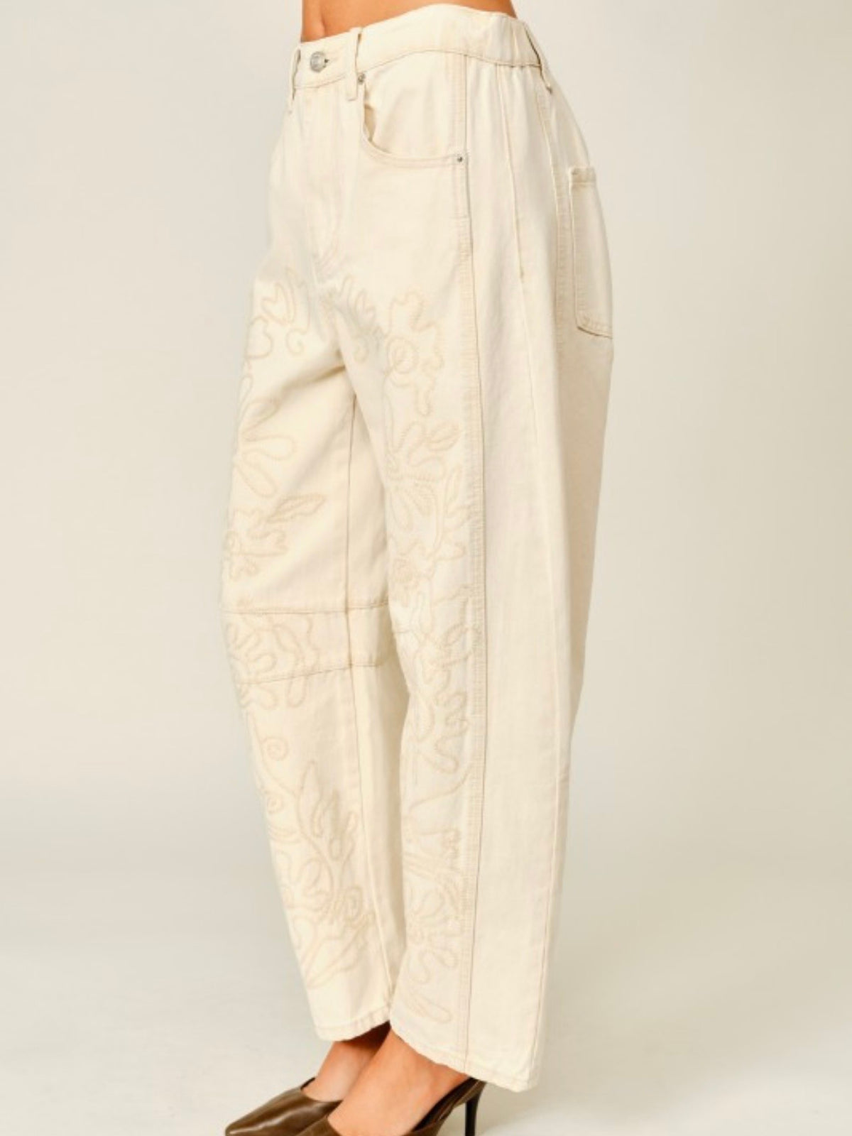 Pantalones de mezclilla con costuras tipo barril