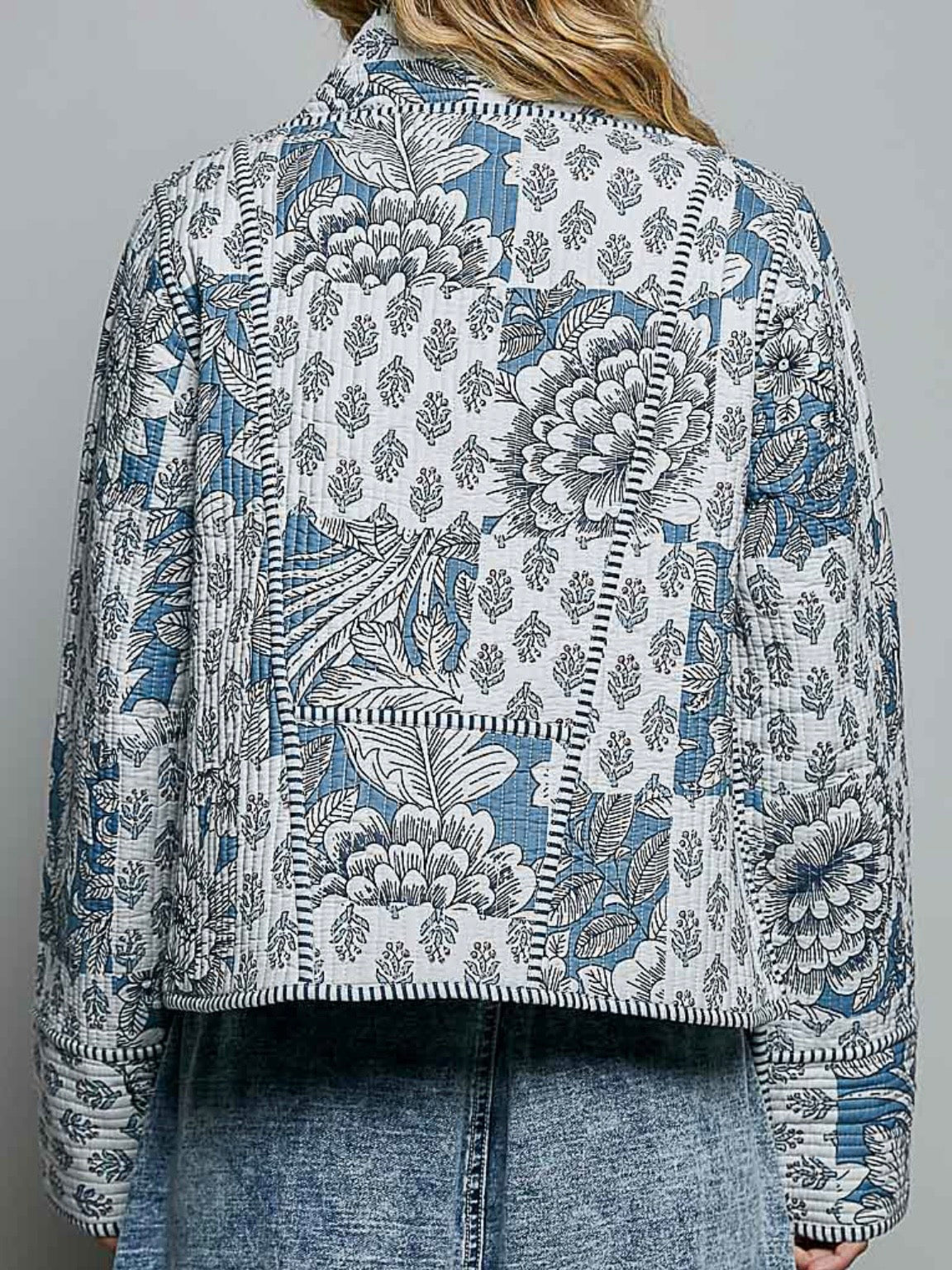 Chaqueta acolchada de mezclilla azul claro con detalles bordados de flores blancas