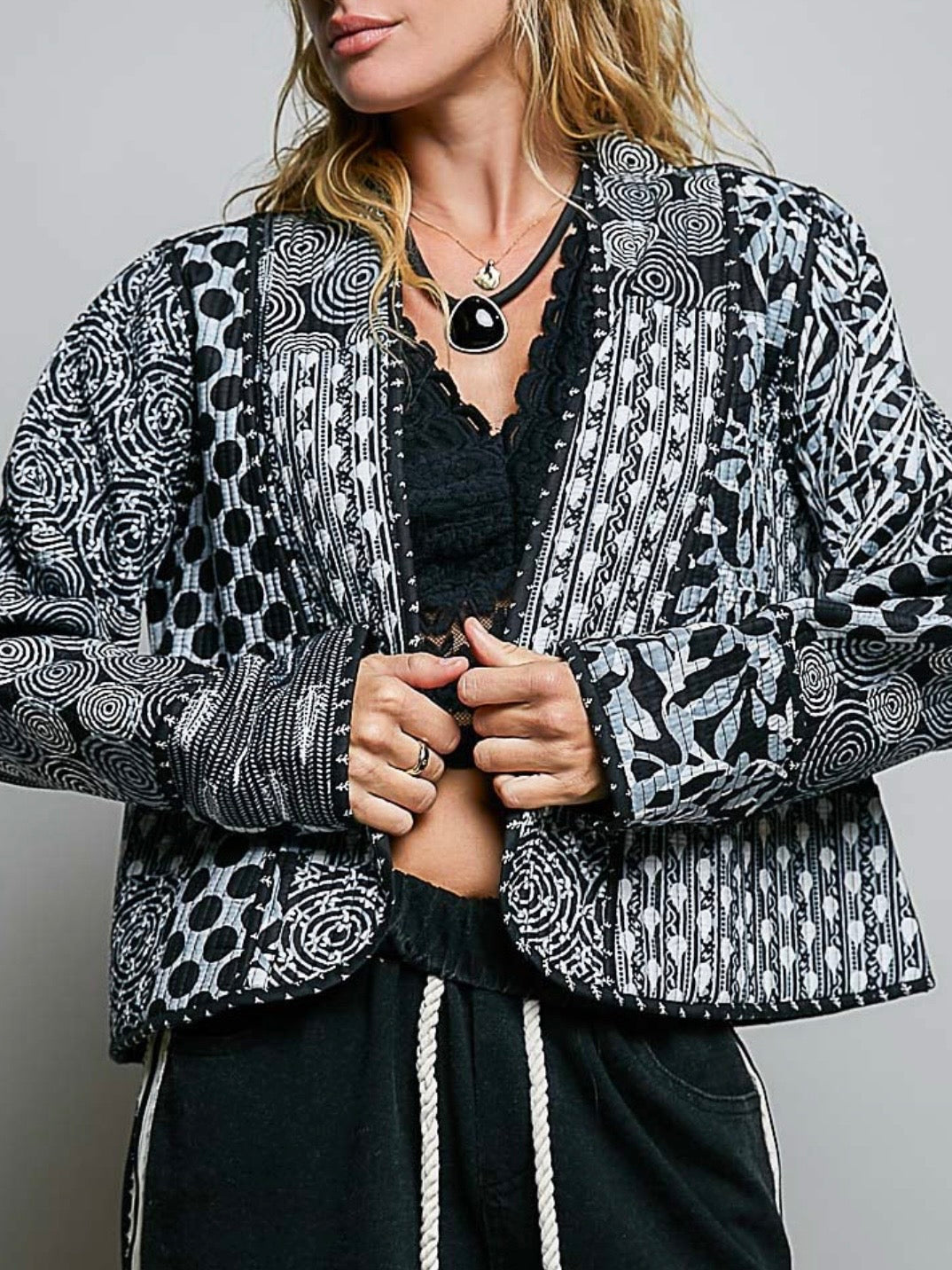 Chaqueta acolchada de mezclilla azul claro con detalles bordados de flores blancas