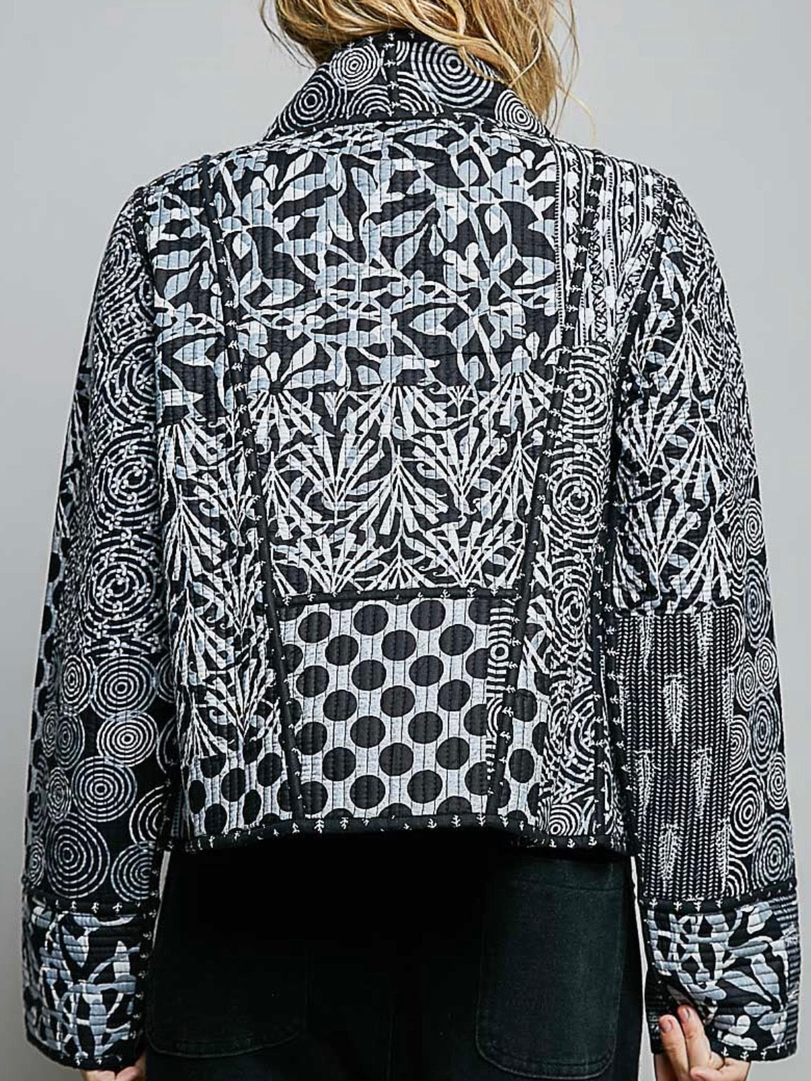 Chaqueta acolchada de mezclilla azul claro con detalles bordados de flores blancas
