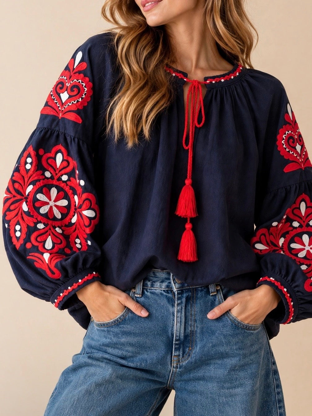 Camisa azul claro con bordado floral en el cuello
