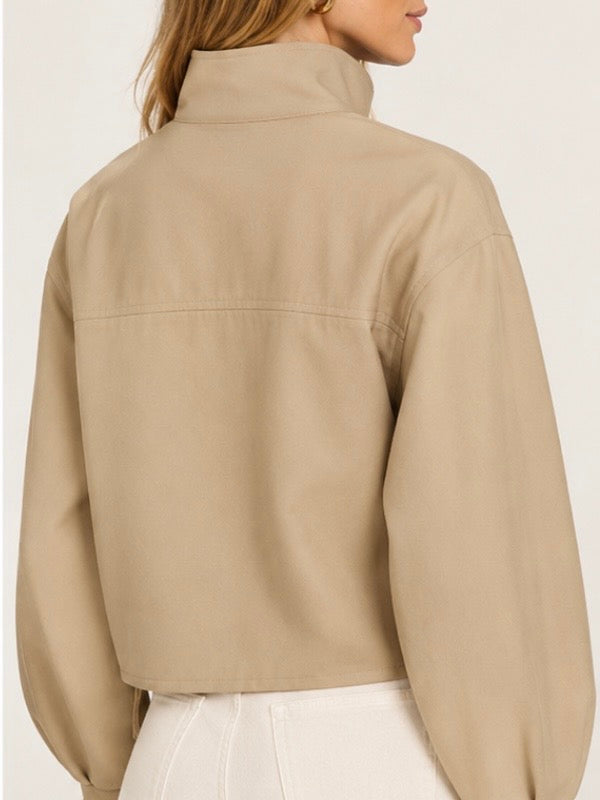 Chaqueta color verde oliva con detalles bordados y cierre