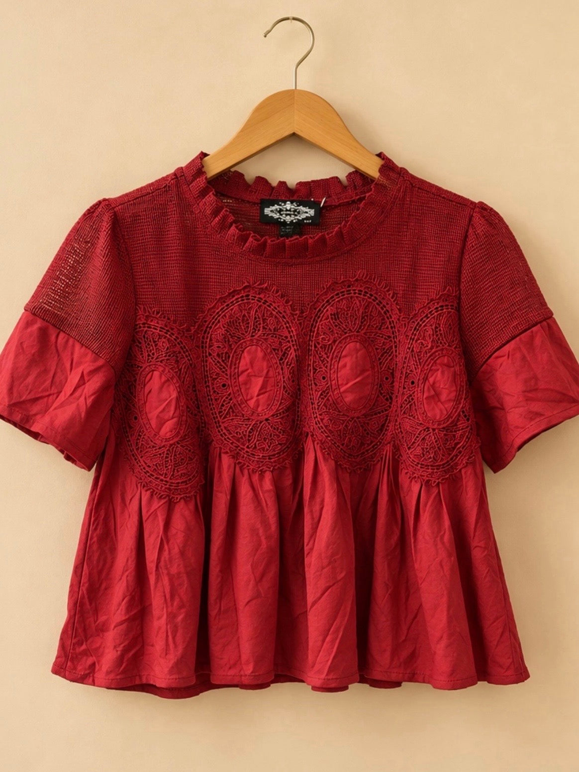 Blusa roja de flores con mangas abullonadas cortas