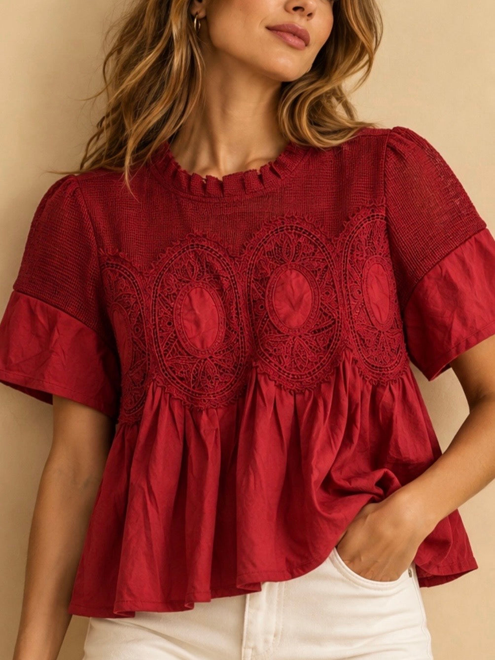 Blusa roja de flores con mangas abullonadas cortas