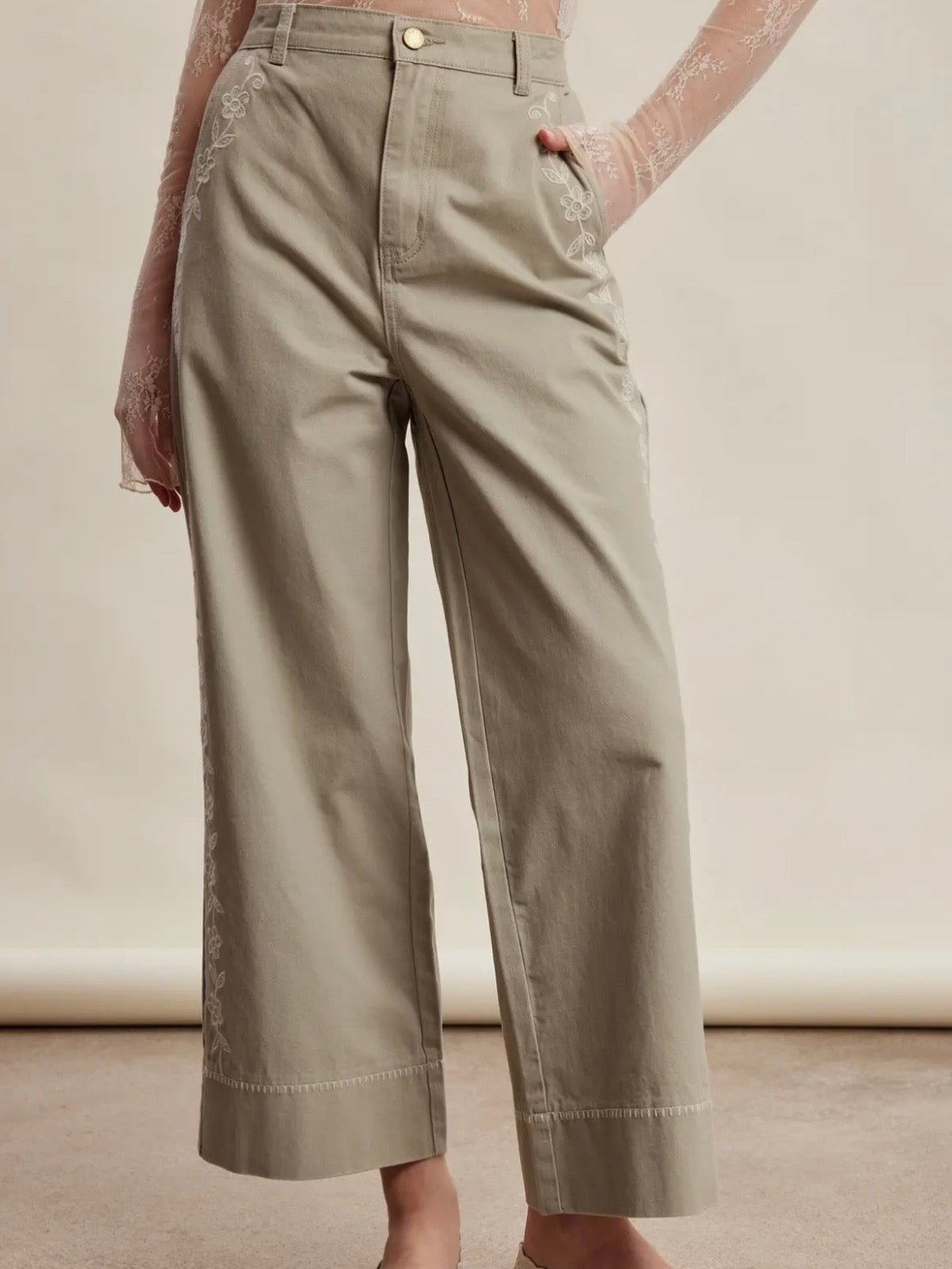 Floral embroidered fabric straight  Capri pants