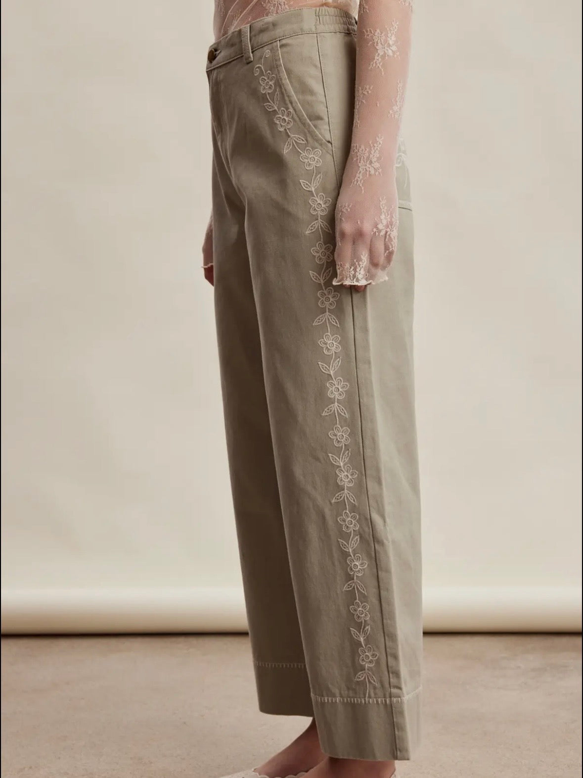 Floral embroidered fabric straight  Capri pants