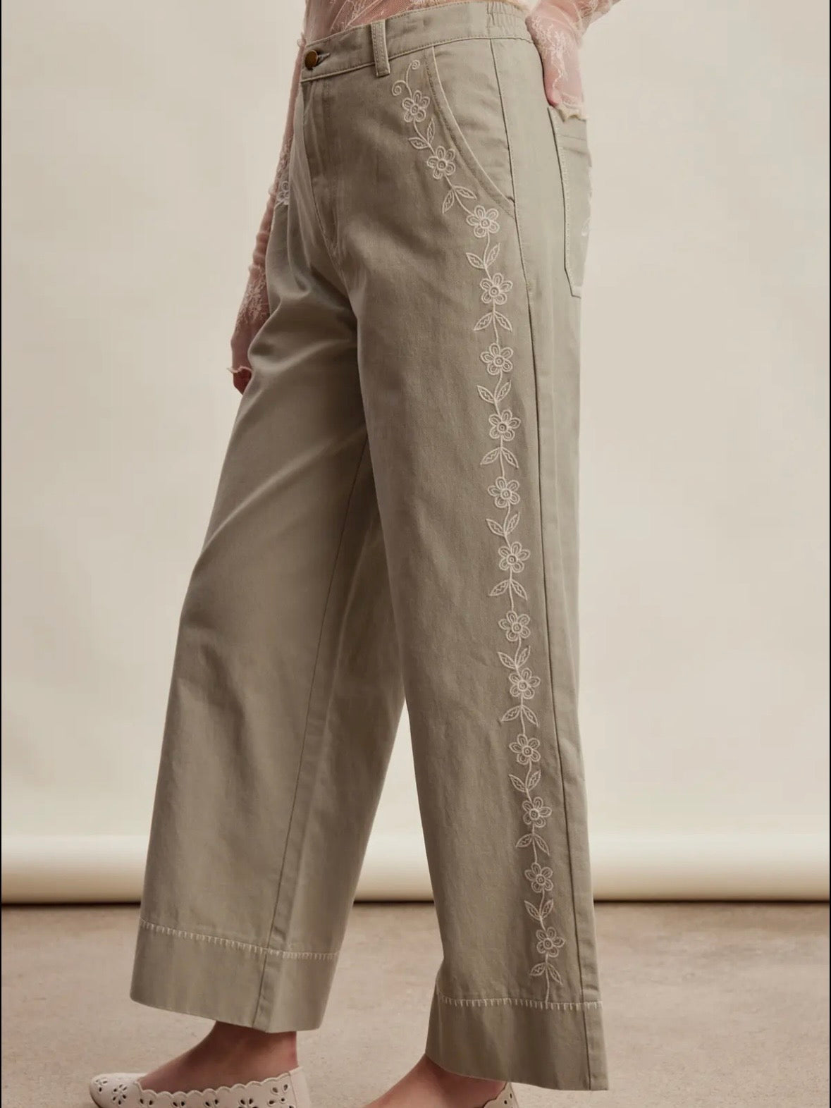 Floral embroidered fabric straight  Capri pants