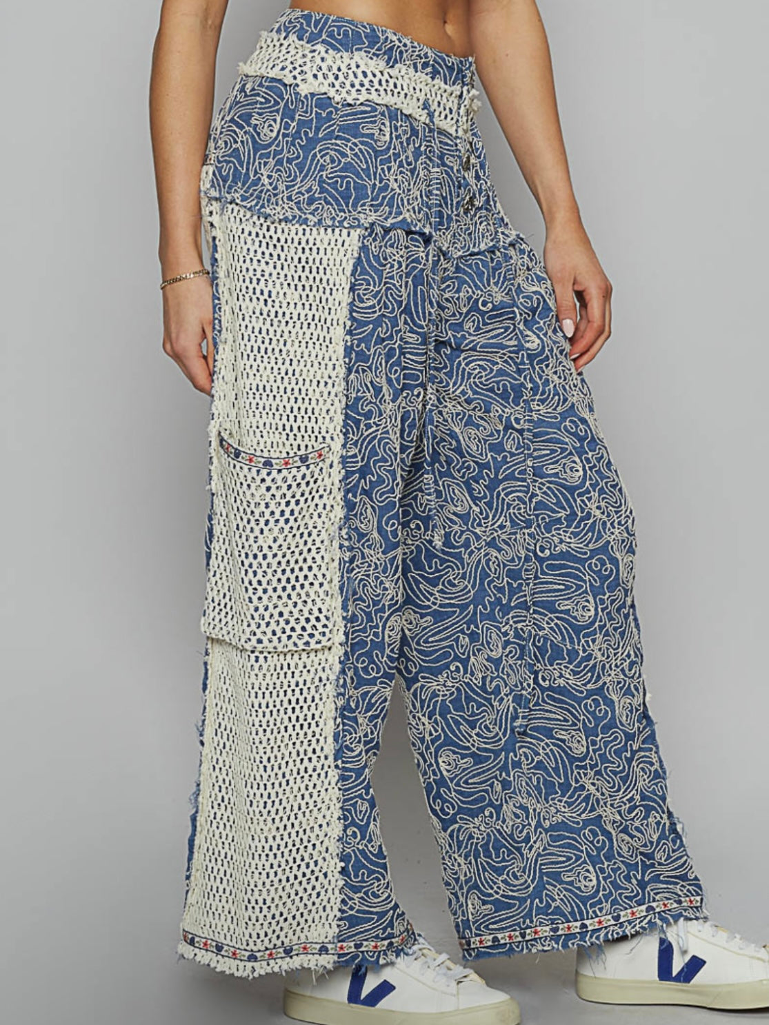 Blue and white embroidered details pants