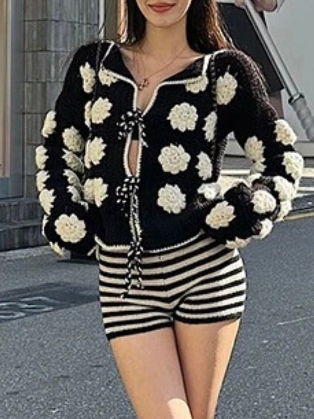 Black and beige knitted flowers texture sweater - Wapas