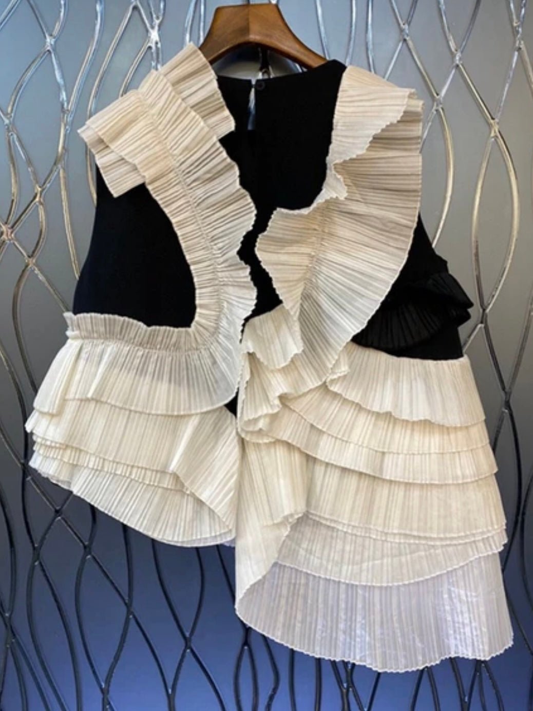 Black and white ruffles sleeve rib top - Wapas