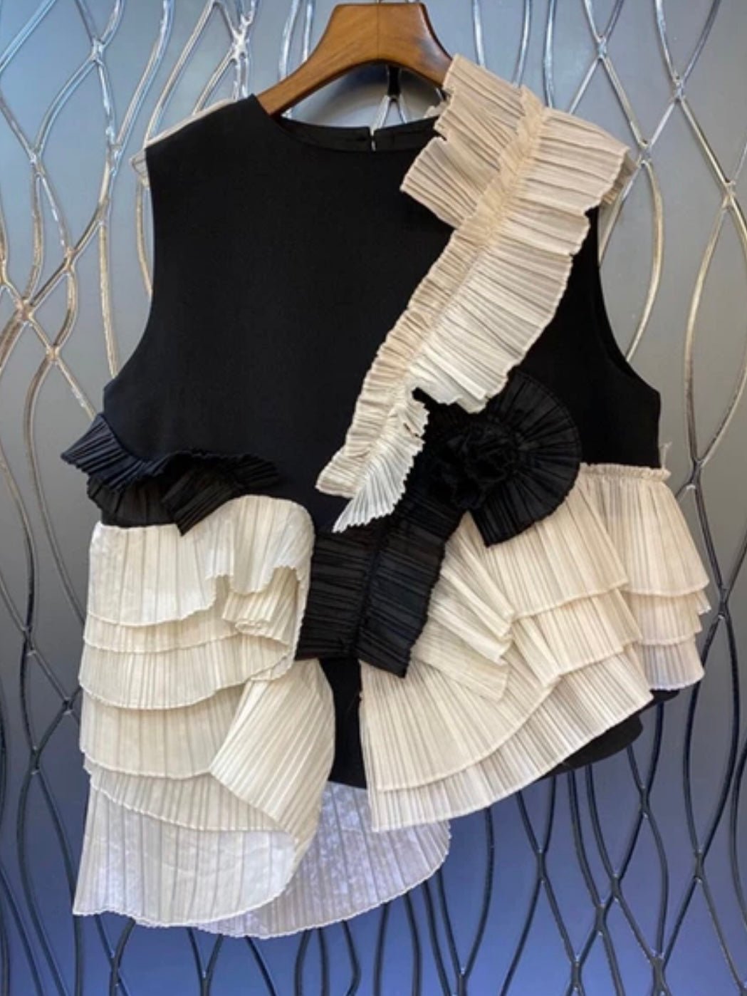 Black and white ruffles sleeve rib top - Wapas