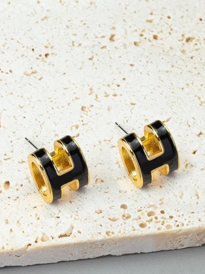 Black round H earrings - Wapas