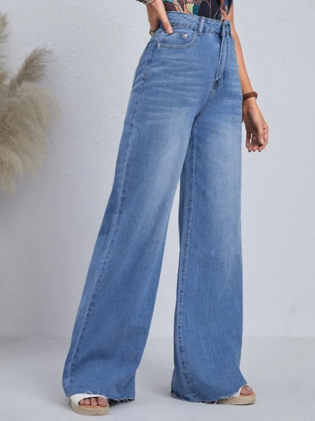 Low rise mom fit blue jeans